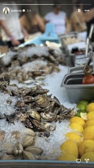 Amanda Balionis enjoys an oyster feast on Sunday (Image via Instagram @balionis)